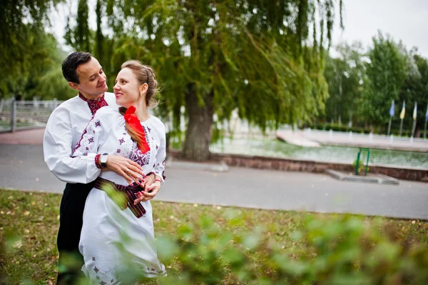 Casal em vestido tradicional no amor — Fotografia de Stock