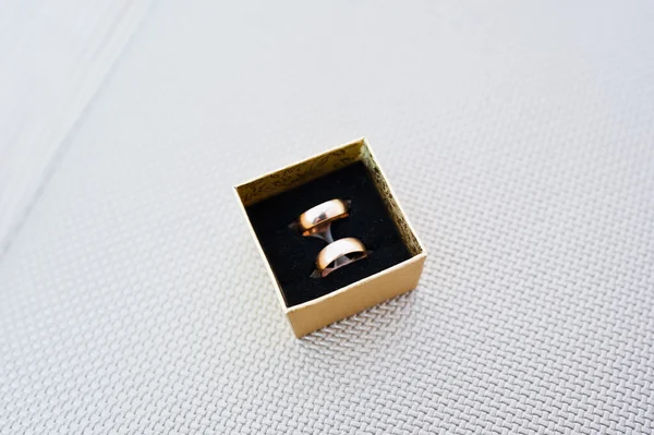 Anéis de casamento em fundo caixa de ouro textura de prata — Fotografia de Stock