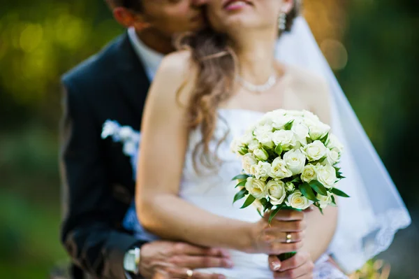 Huwelijk bij de hand boeket van de bruid — Stockfoto