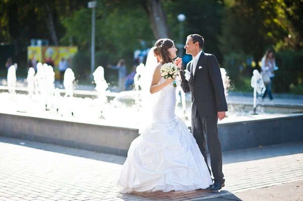 Vackra bröllop par på gränden fontäner — Stockfoto