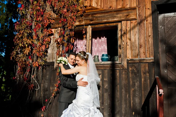 Nouveaux mariés fond vieux moulin en bois — Photo