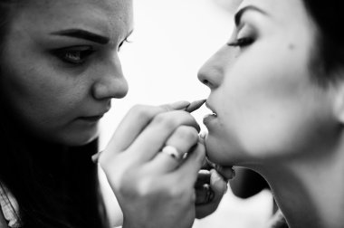 Makyaj sanatçısı tarafından makyaj yapan güzel bir kadın.