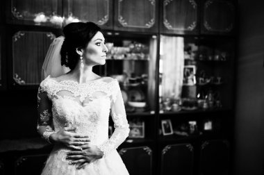 Siyah beyaz portre genç şık esmer gelin