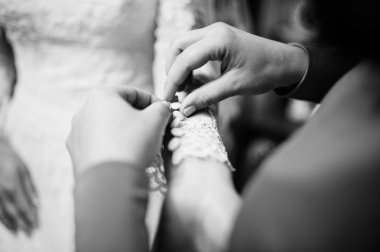 Nedime gelinin elbise düğmeleri bağlayan
