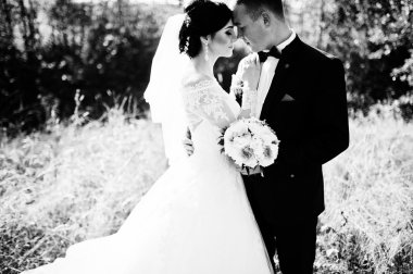 Genç şık weding çift portre kadar kapatın