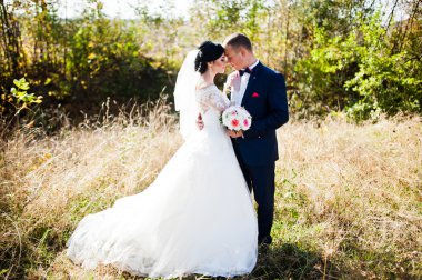 Genç şık düğün çifte yüksek çimen