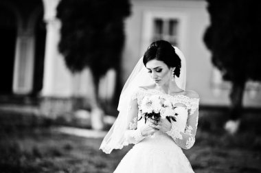 Eski vintage pembe evde sütunlarla yakınındaki şık esmer gelin