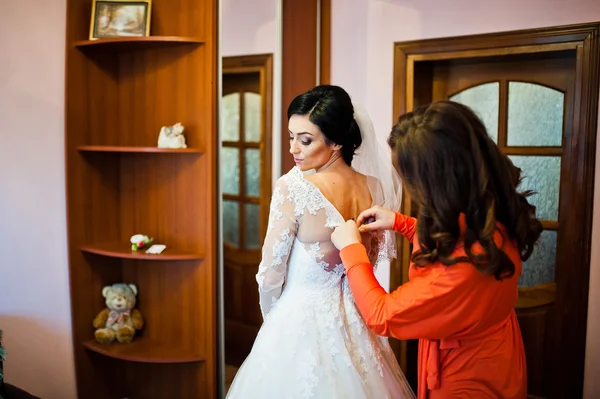花嫁介添人、花嫁のドレスのボタンを結ぶ — ストック写真