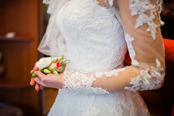 Hand van bruid met Corsages — Stockfoto