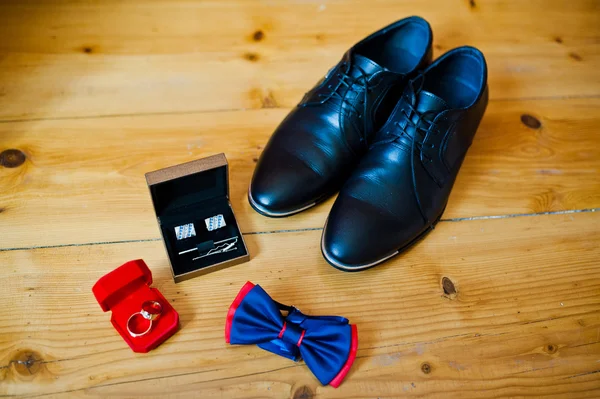 Set of groom clothes. Wedding rings, shoes, cufflinks and bow ti — Stock Photo, Image