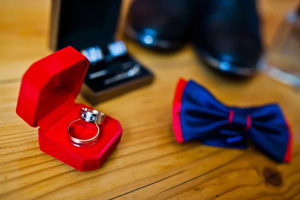 Conjunto de roupas de noivo. Anéis de casamento, sapatos, abotoaduras e arco ti — Fotografia de Stock
