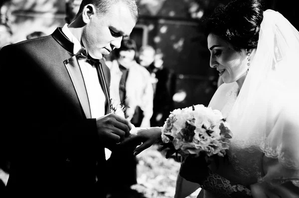 Bruidegom zet een trouwring op de vinger van de bruid — Stockfoto