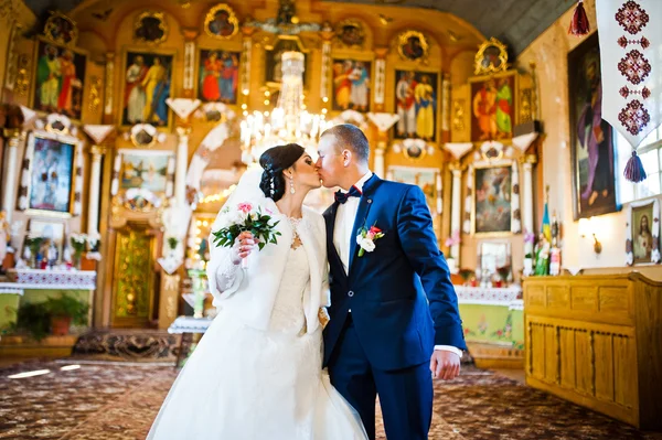 結婚式のカップルが教会でキス — ストック写真