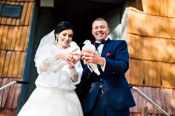 Bruidspaar met duiven op zij hand — Stockfoto