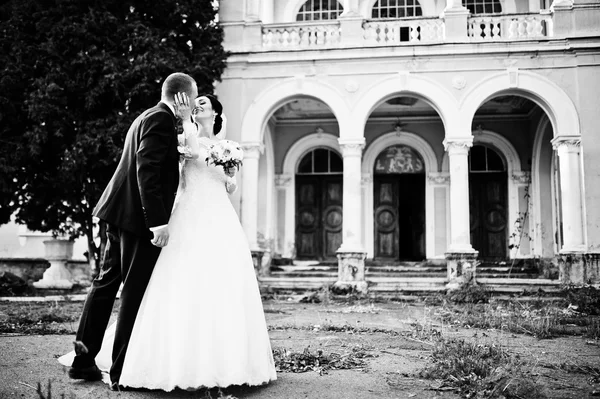 Elegante pareja de boda cerca de la antigua casa rosa vintage con columnas —  Fotos de Stock