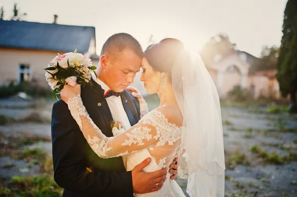 Nahaufnahme Porträt eines jungen stilvollen Hochzeitspaares bei Sonnenuntergang — Stockfoto