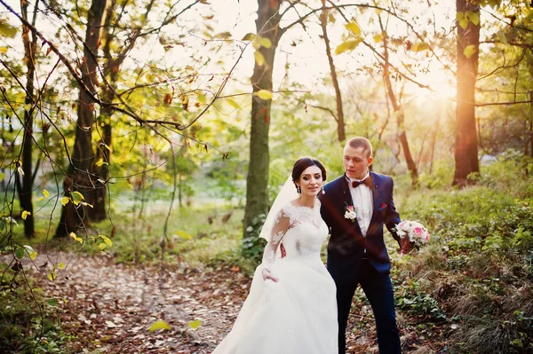 Casamento casal em madeira amarela — Fotografia de Stock