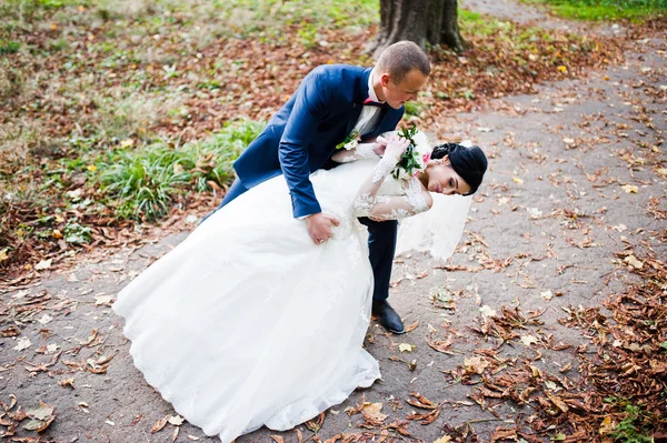 Couple de mariage dansant au sentier d'automne sur le parc — Photo