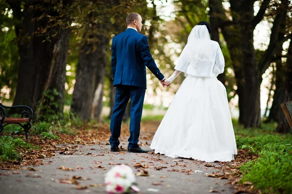 Wedding bouquet on the pavement background newlyweds — Stock Photo, Image