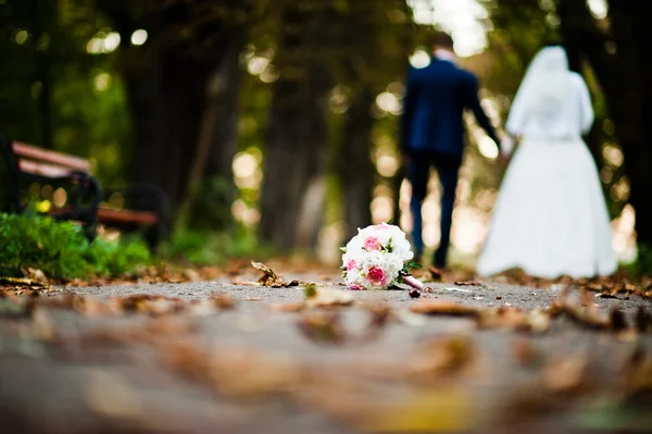 Buquê de casamento no fundo do pavimento recém-casados — Fotografia de Stock