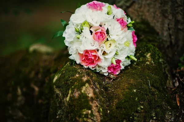 Bröllop bukett på mossa på tree — Stockfoto