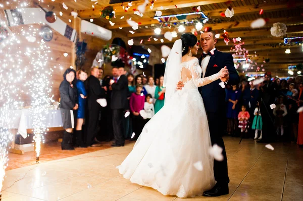 Primeira dança de casamento com fogos de artifício e confetes — Fotografia de Stock