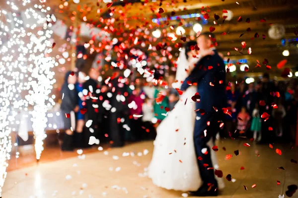 Première danse de mariage avec feux d'artifice et confettis, mise au point floue — Photo