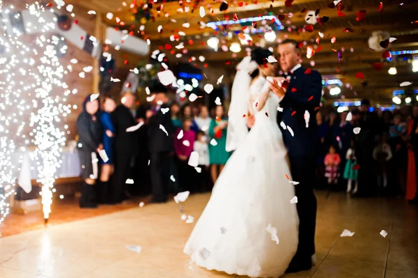 Első esküvői tánc, tűzijáték, konfetti, blured fókusz — Stock Fotó