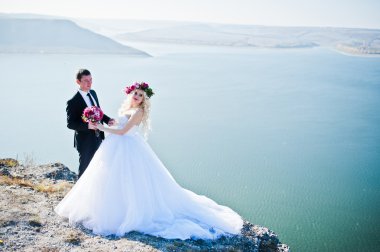 Bir çelenk ve mo manzara üzerinde zarif damat büyüleyici gelin