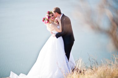 Bir çelenk ve mo manzara üzerinde zarif damat büyüleyici gelin