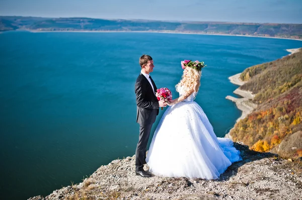 Charming bride in a wreath and elegant groom on landscapes of mo — Stock Photo, Image
