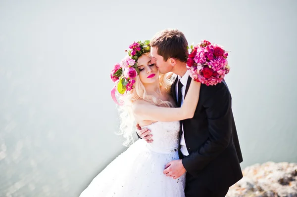 Gros plan portrait de charmante mariée dans une couronne et groo élégant — Photo