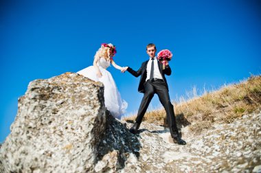 Bir çelenk ve mo manzara üzerinde zarif damat büyüleyici gelin