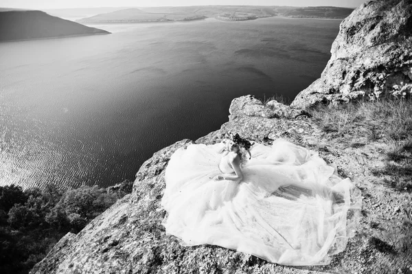 Charmiga blonda bruden i en krans på landskap av berg, wa — Stockfoto