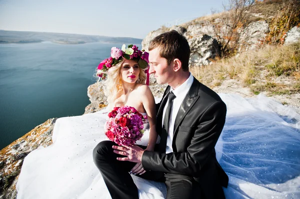 Очаровательная невеста в венке и элегантный жених на пейзажах Мо — стоковое фото