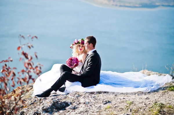 Okouzlující nevěsta v věnec a elegantní ženicha na krajiny mo — Stock fotografie