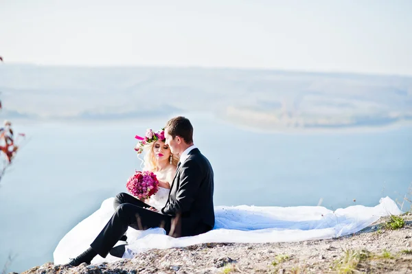 Чарівна наречена в вінку і елегантний наречений на пейзажах мо — стокове фото
