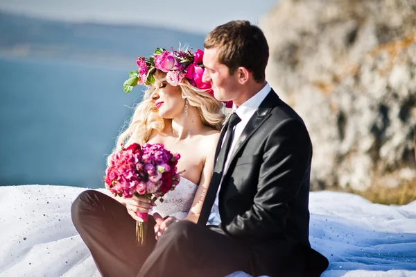 Okouzlující nevěsta v věnec a elegantní ženicha na krajiny mo — Stock fotografie