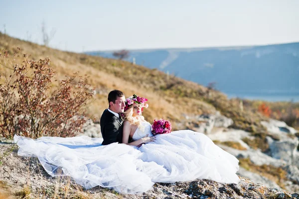 Mariée de charme dans une couronne et marié élégant sur les paysages de mo — Photo