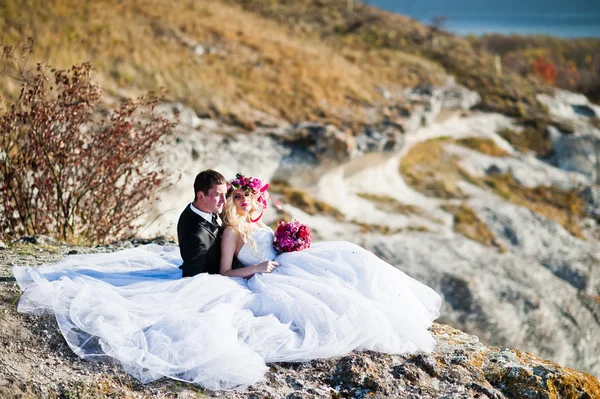 迷人的新娘，在一个花圈和优雅新郎山水的莫 — 图库照片