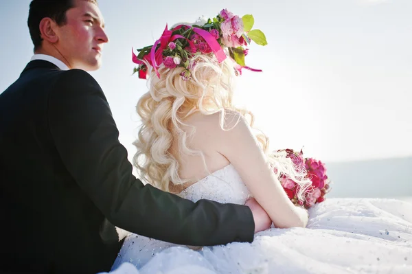 Primer plano retrato de novia encantadora en una corona y groo elegante — Foto de Stock