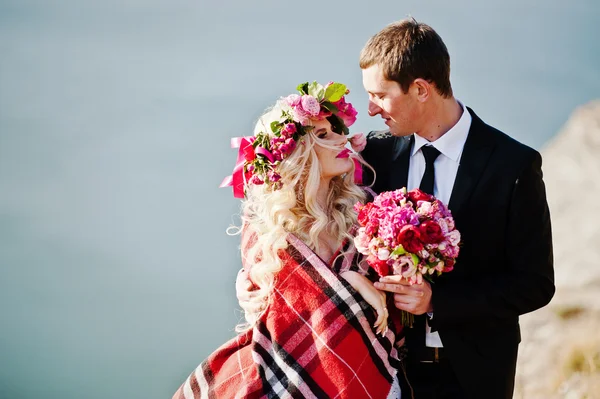 Закрыть портрет очаровательной невесты в венке и элегантном платье — стоковое фото