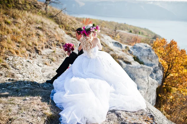 Okouzlující nevěsta v věnec a elegantní ženicha na krajiny mo — Stock fotografie