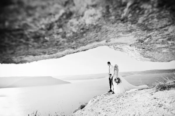 Charming bride and elegant groom on landscapes of mountains, wat — Stok fotoğraf