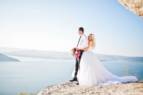 Charming bride and elegant groom on landscapes of mountains, wat — 图库照片