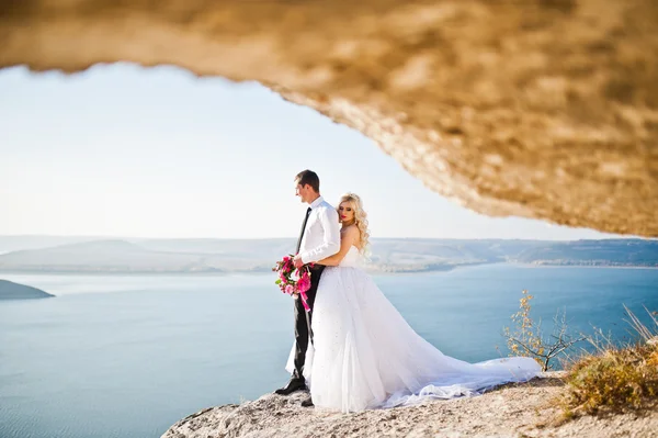 Charming bride and elegant groom on landscapes of mountains, wat — Stok fotoğraf