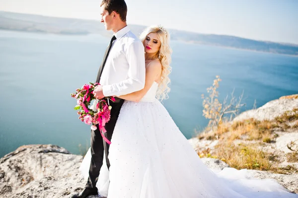 Charming bride and elegant groom on landscapes of mountains, wat — Stock Fotó