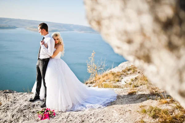 Charming bride and elegant groom on landscapes of mountains, wat — Stock Fotó