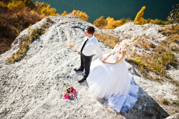 Charming bride and elegant groom on landscapes of mountains, wat — Stock fotografie