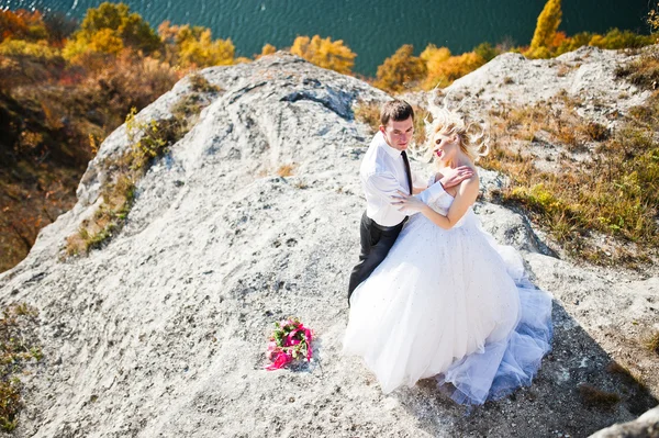 Charming bride and elegant groom on landscapes of mountains, wat — Stock Fotó